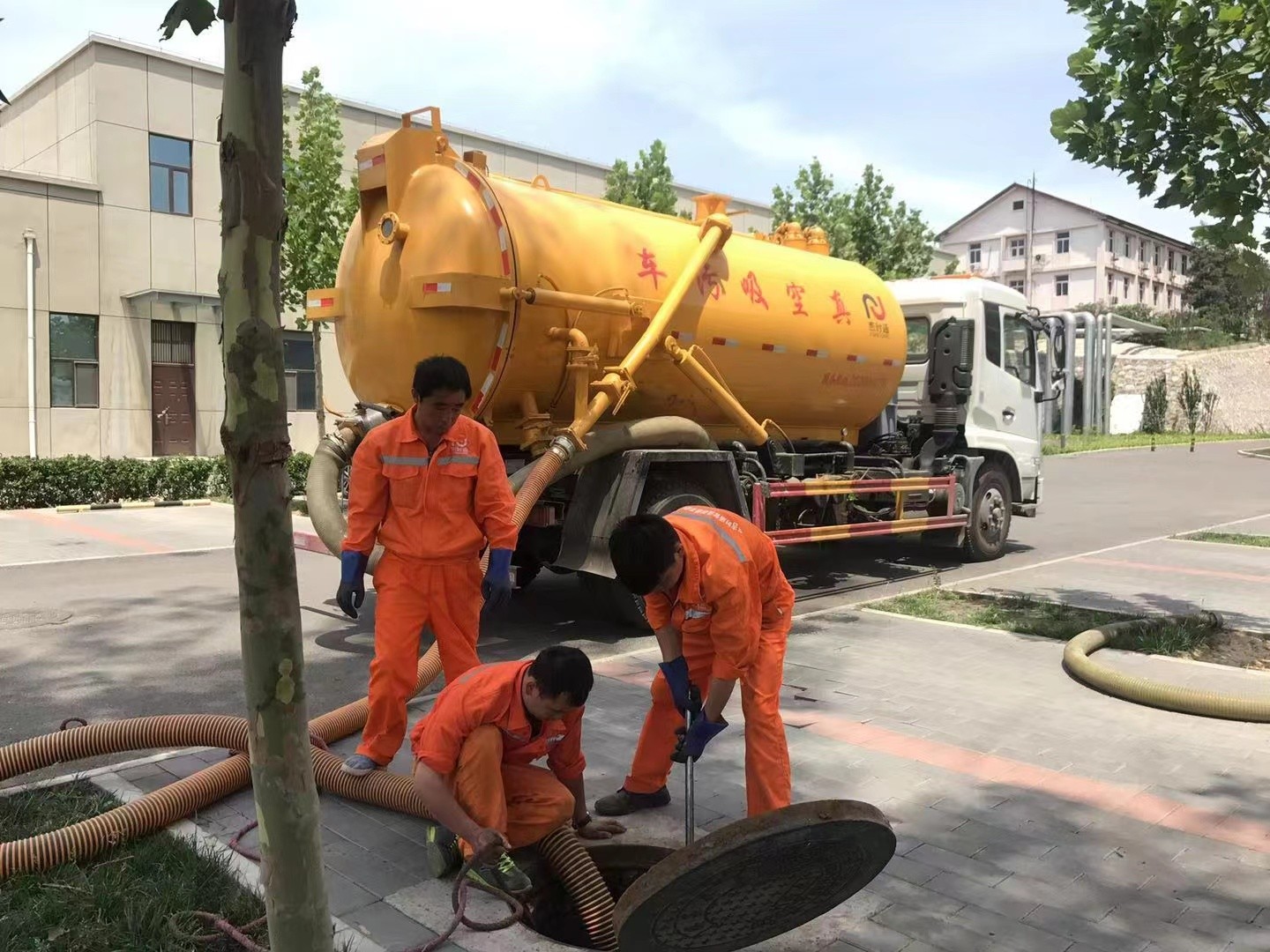 红旗化粪池清理与5-8吨吸粪车施工效率分析